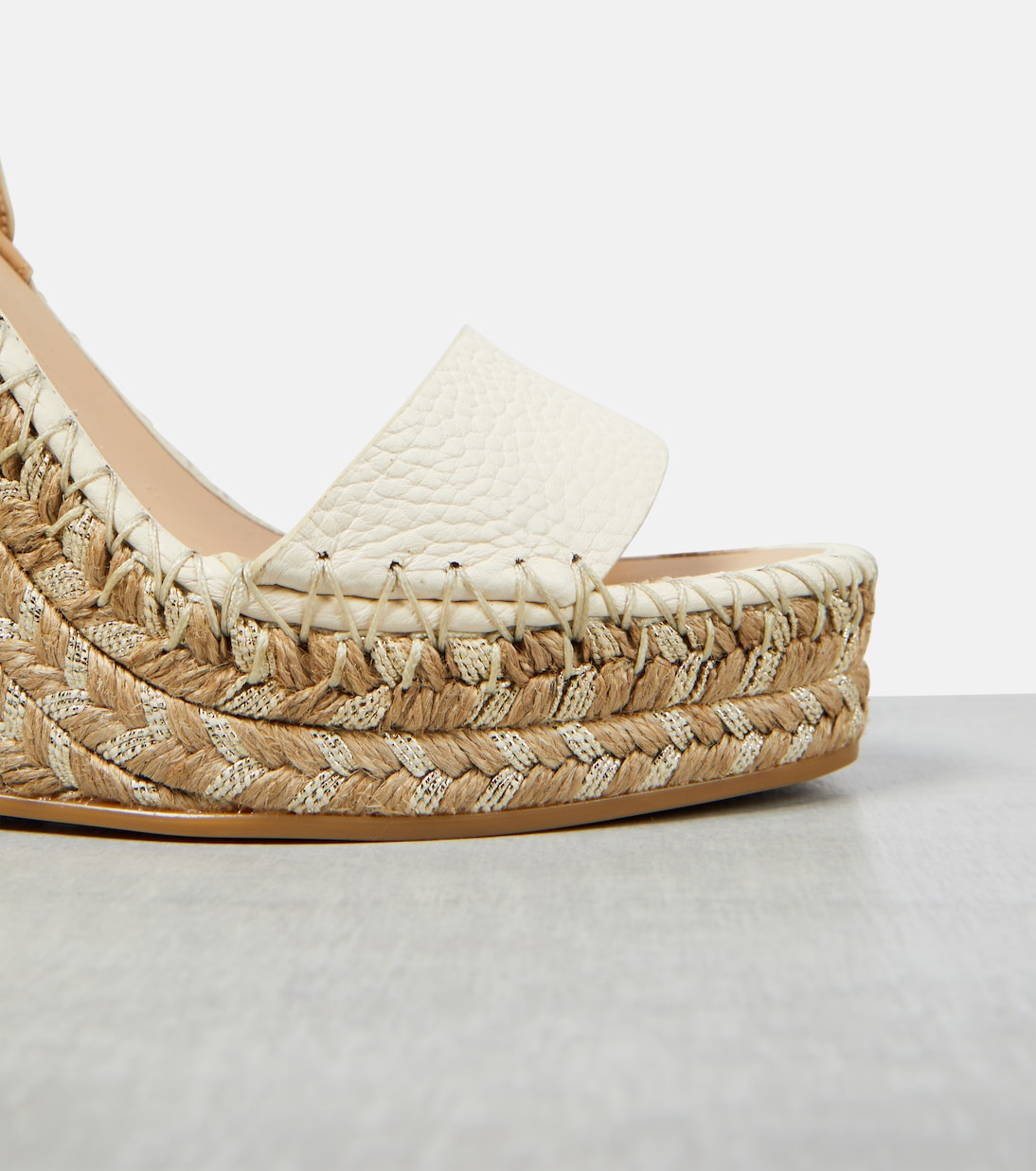 Sandalias Rockstud de piel con cuña | Valentino Garavani