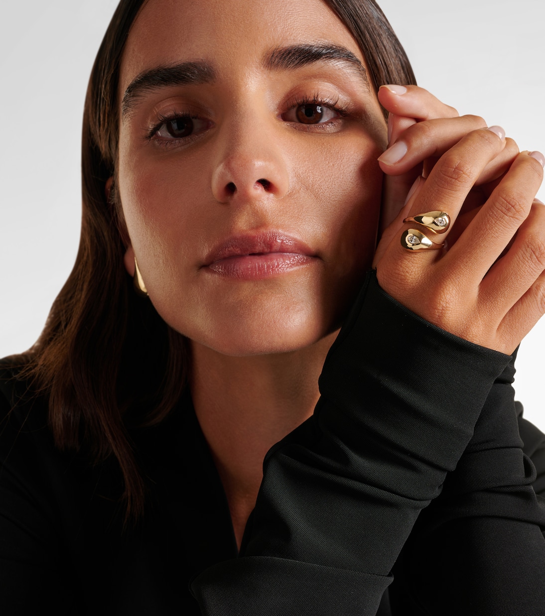 Anello in oro 14kt con goccia d'acqua e diamanti, design moderno per giovani.