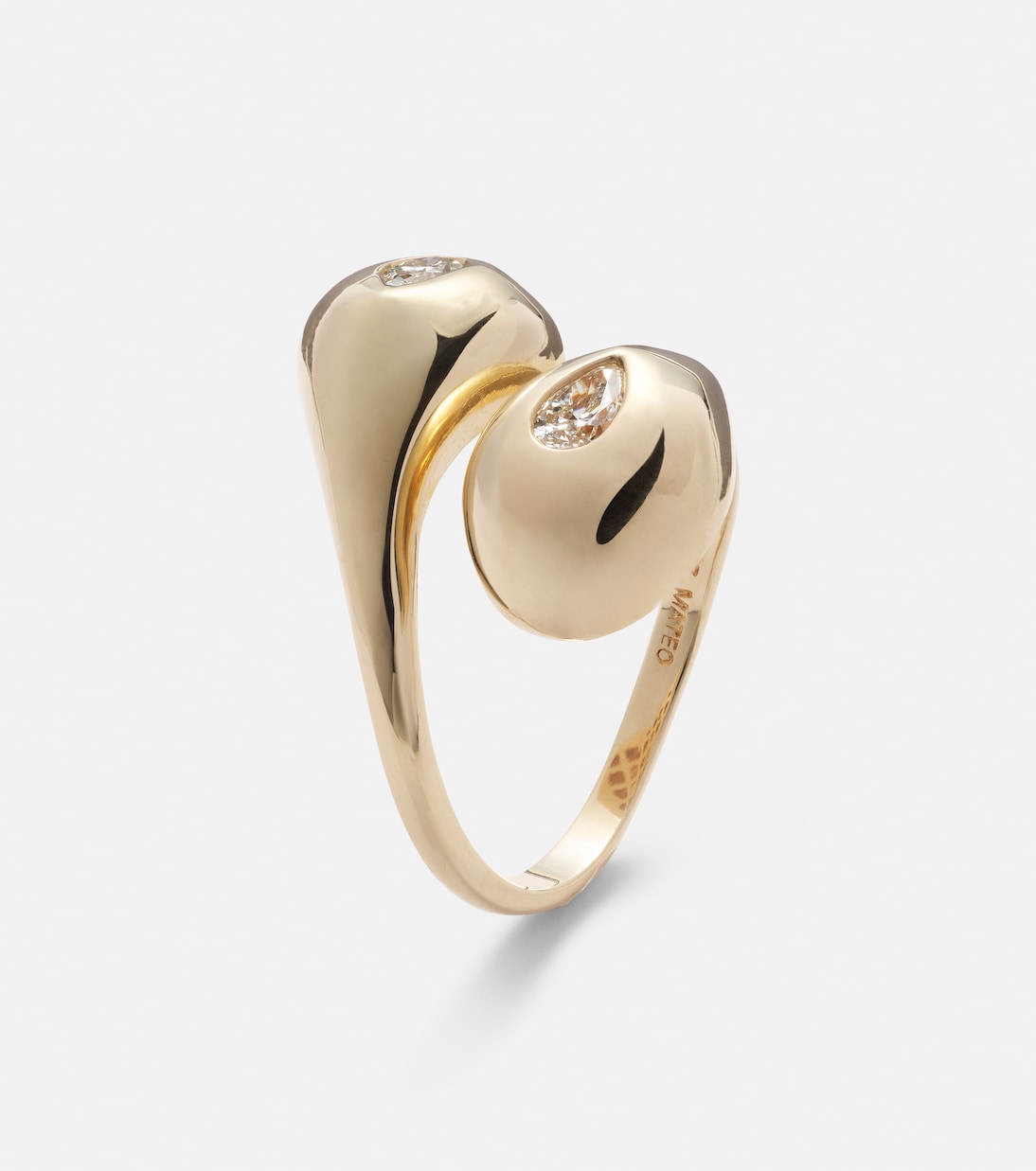 Anello in oro 14kt con goccia d'acqua e diamanti, design moderno per giovani.