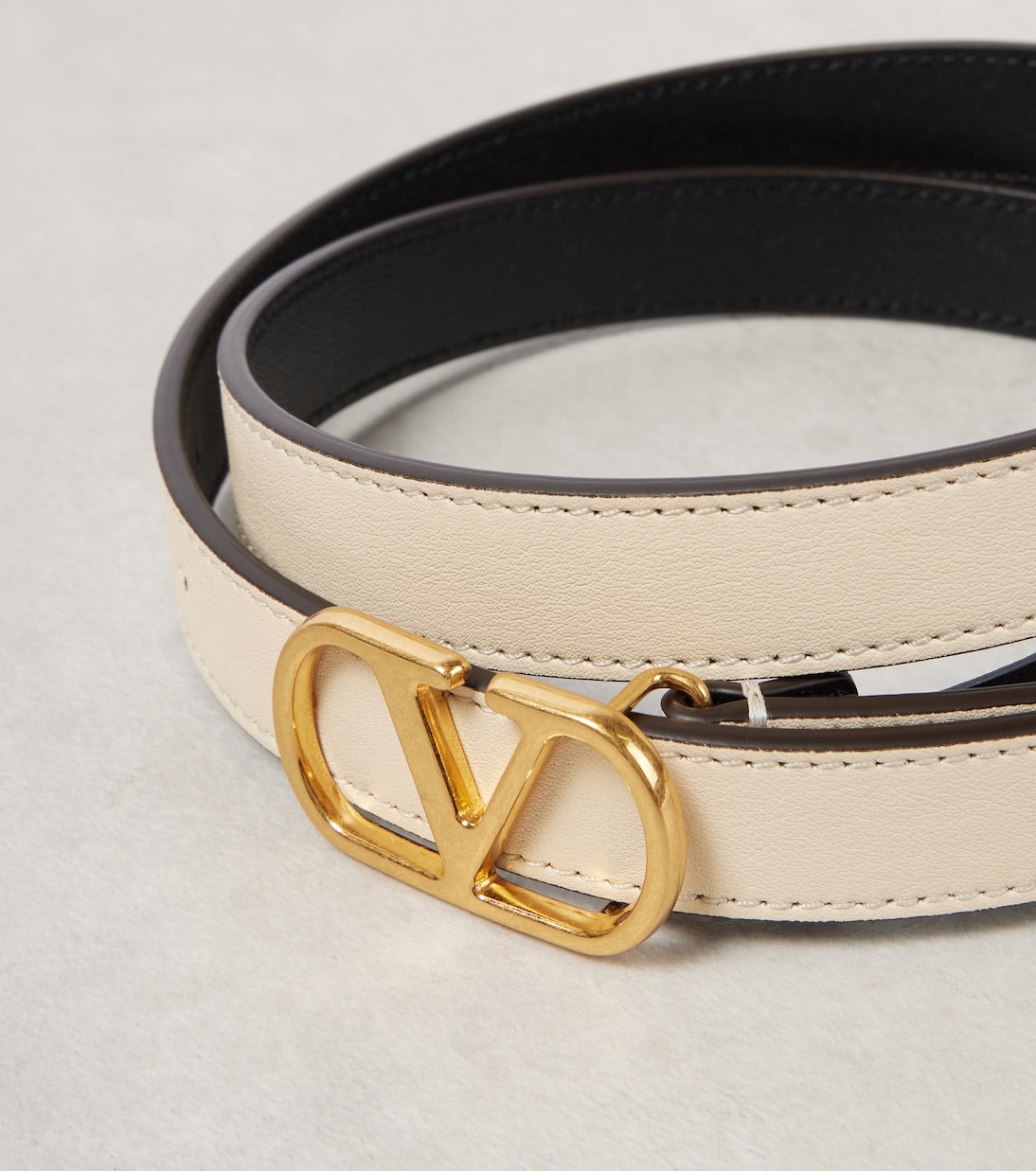 Cintura in pelle con logo V di Valentino Garavani, stile giovane e iconico