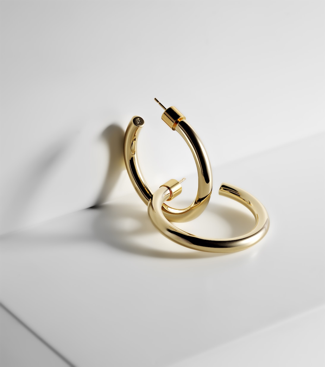 Orecchini a cerchio placcati oro 10kt MINI di Jennifer Fisher per giovani trendsetter
