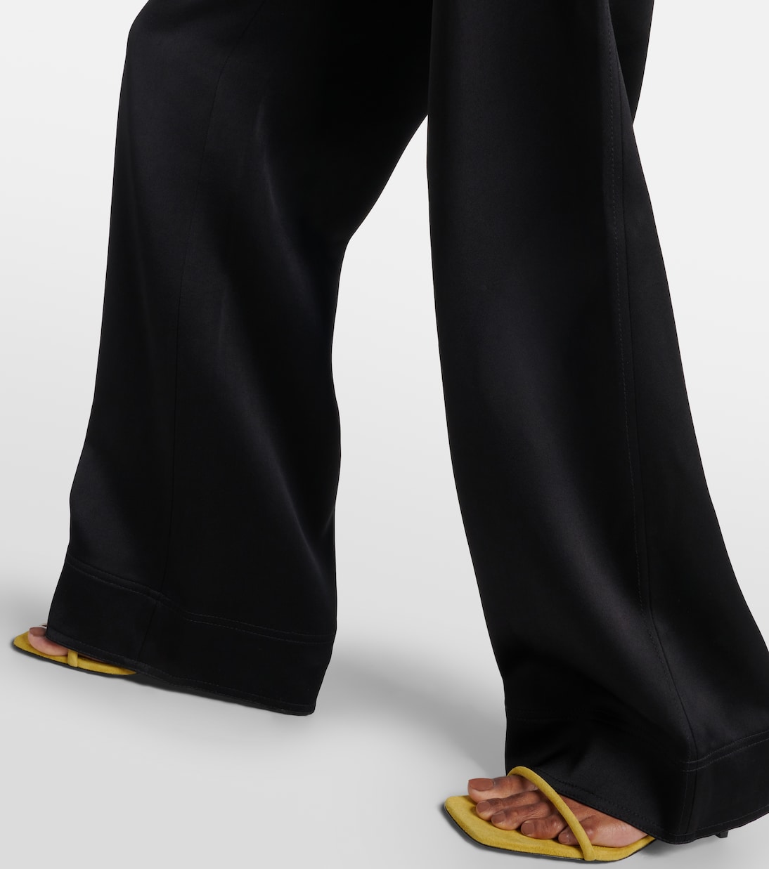 Weite High-Rise-Hose aus Satin | Toteme