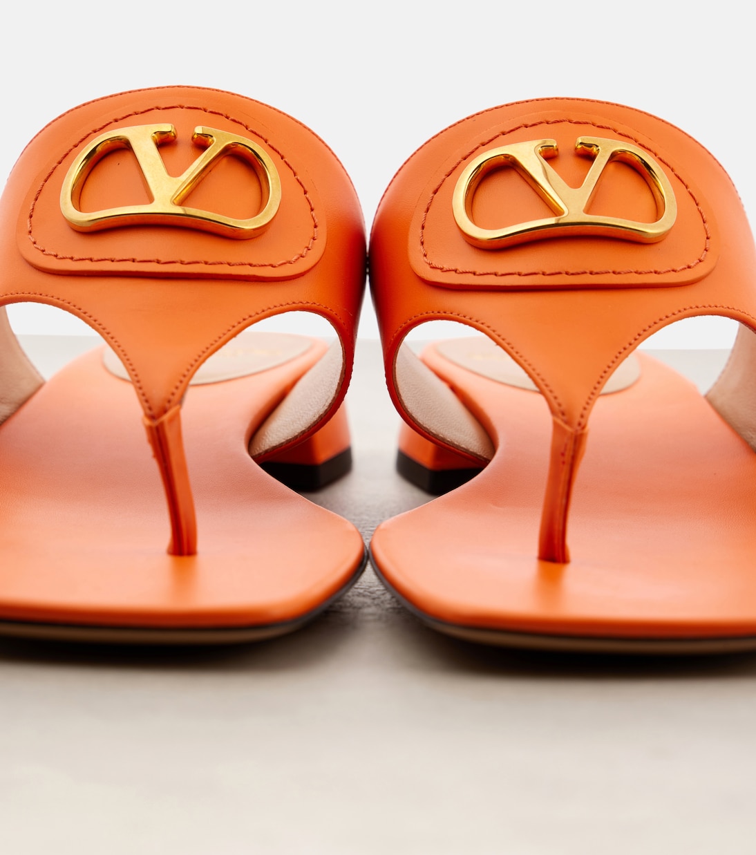 Sandali in pelle con logo VLogo di Valentino Garavani per giovani alla moda