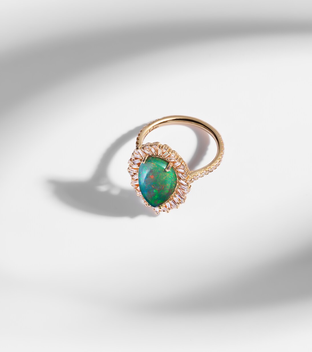 Anello Portrait in oro 18kt con opale e diamanti | Suzanne Kalan