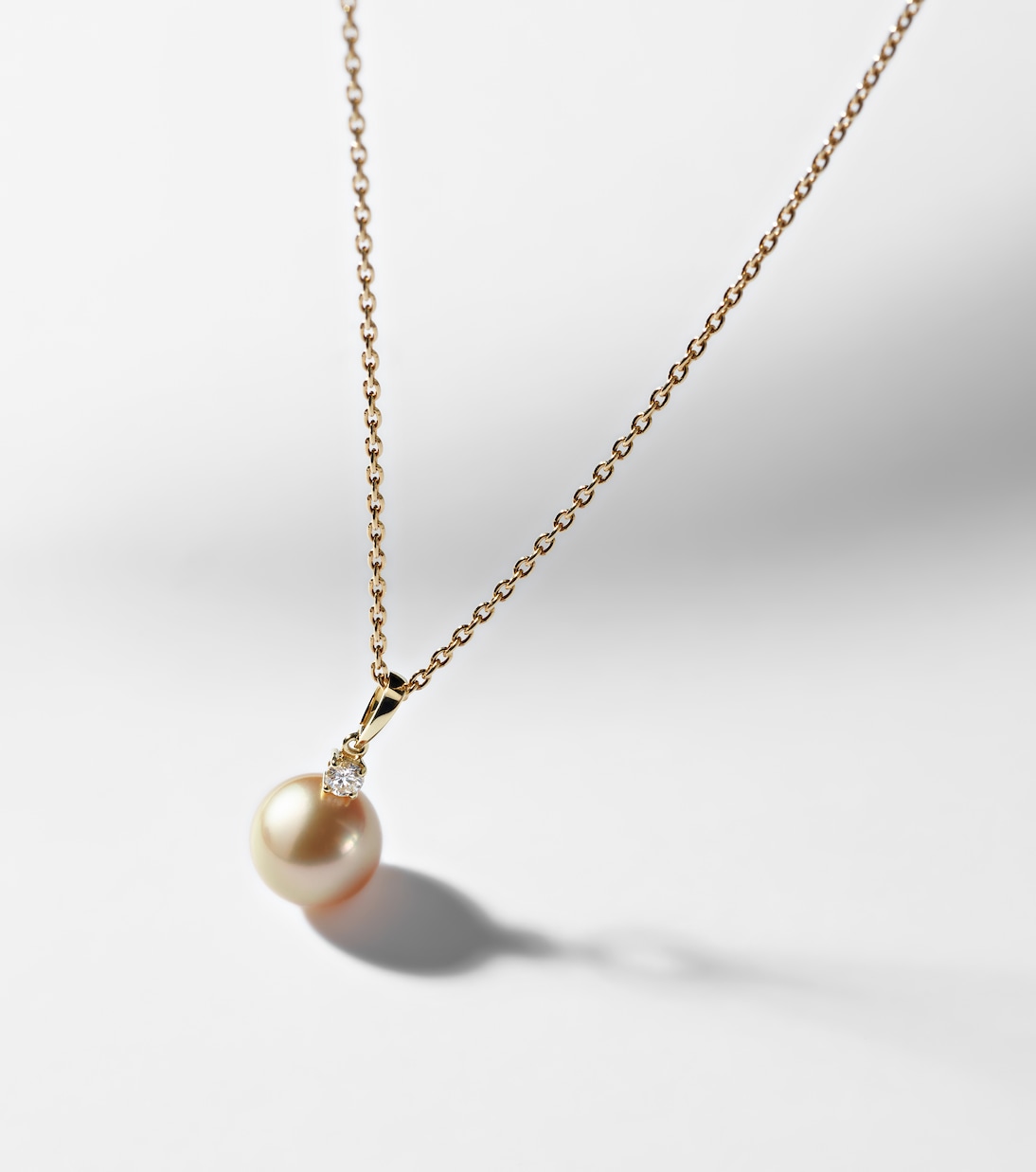 Halskette aus 18kt Gelbgold mit Diamant und Akoyaperle | Mikimoto