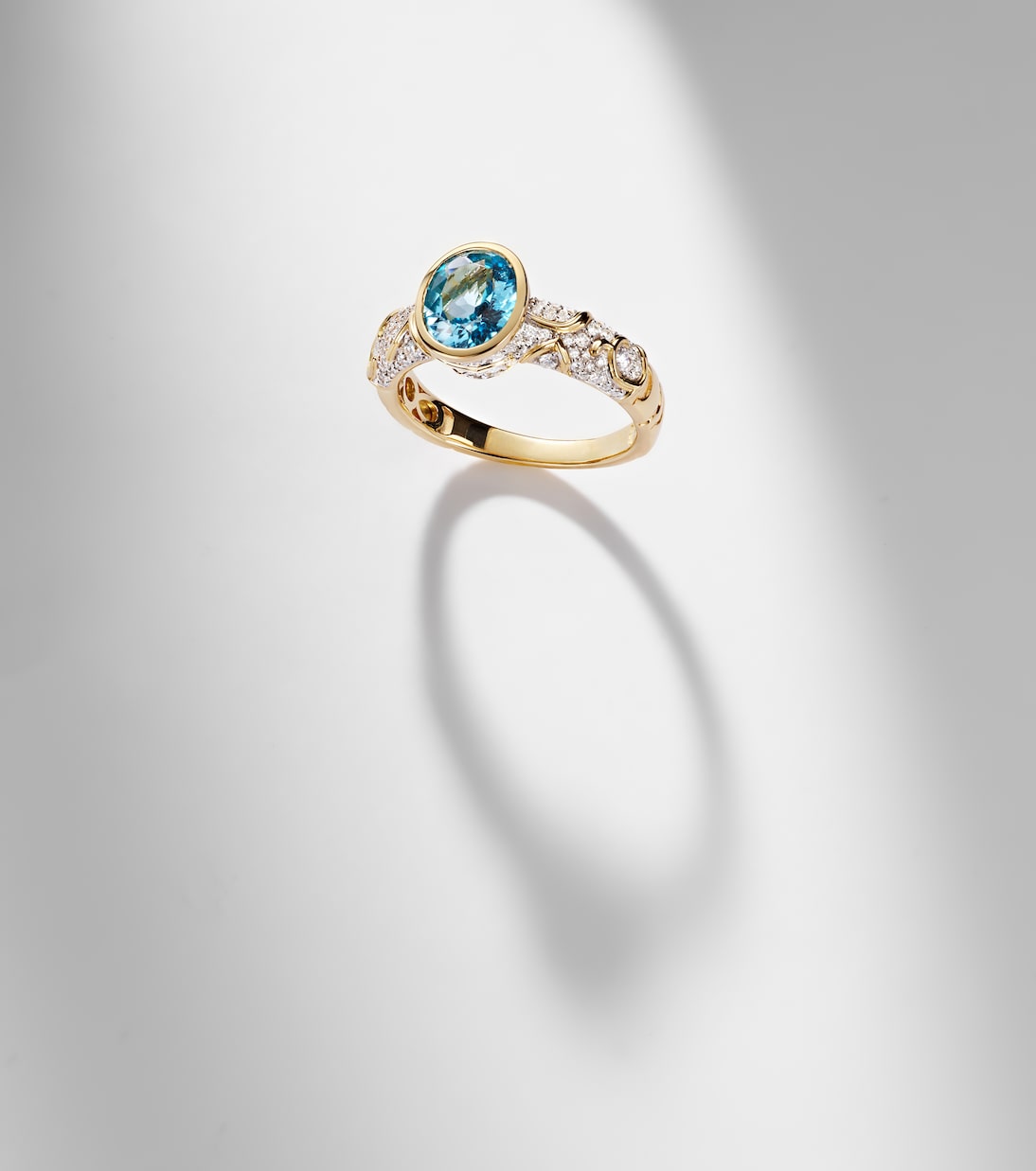 Ondine 18kt gold ring with topaz and diamonds | Marina B