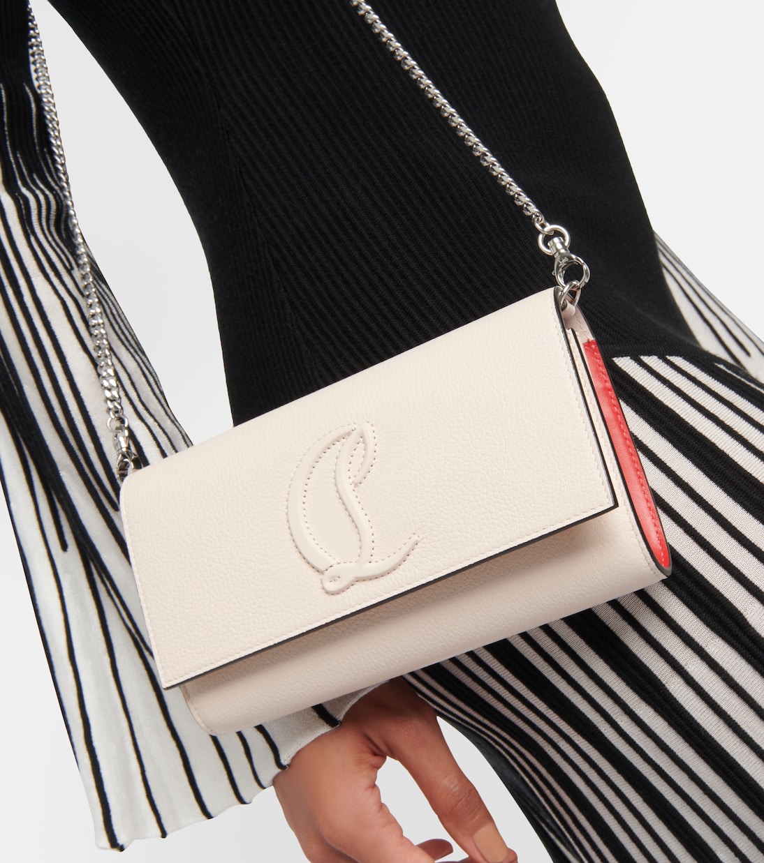 Portafoglio in pelle con catena firmato Christian Louboutin, stile giovane e trendy.