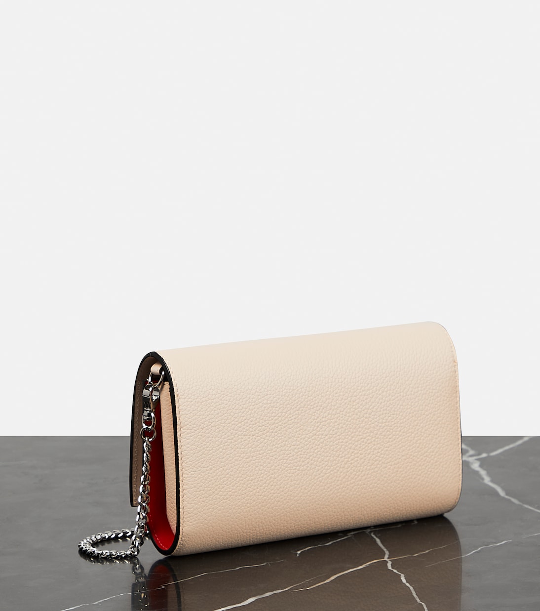 Portafoglio in pelle con catena firmato Christian Louboutin, stile giovane e trendy.