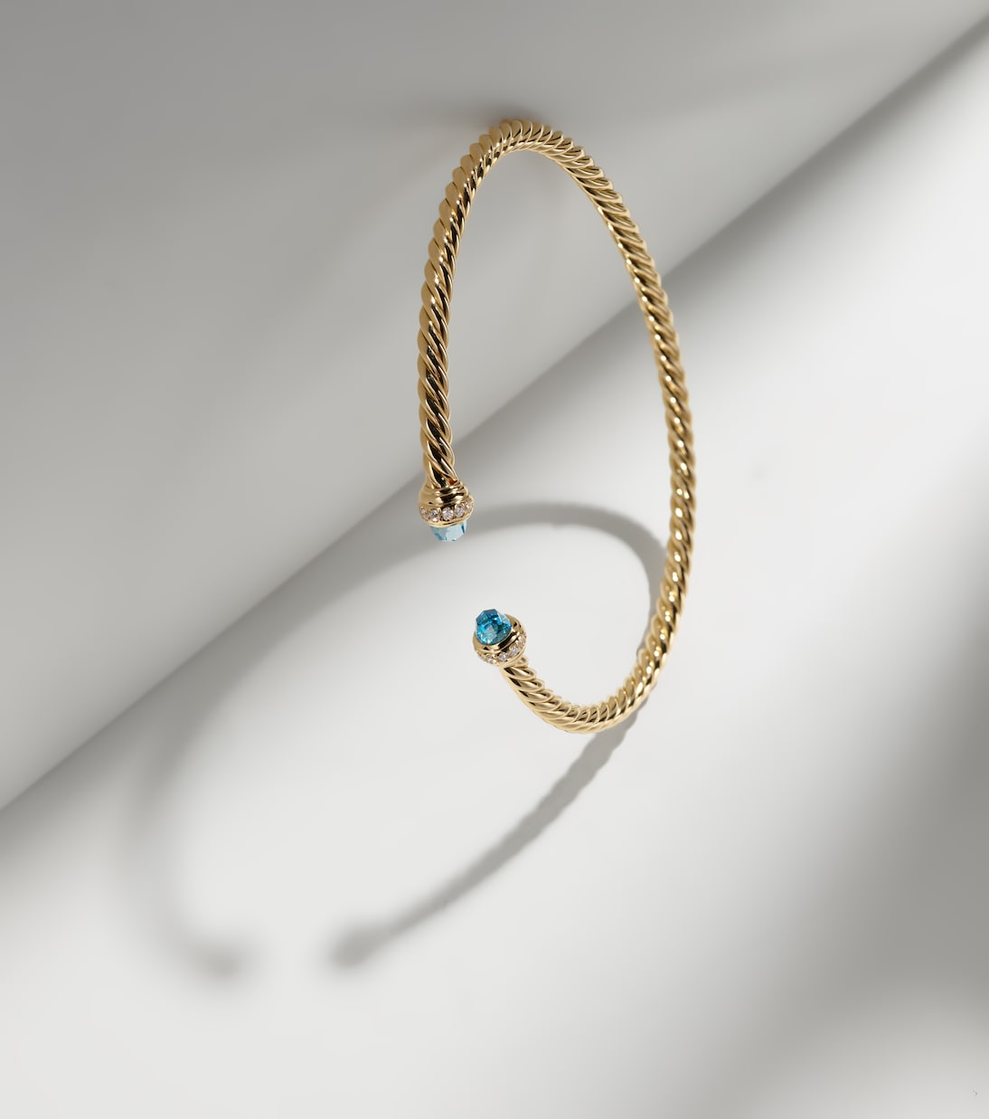Pulsera Cablespira® Flex de oro de 18 ct con topacios y diamantes | David Yurman
