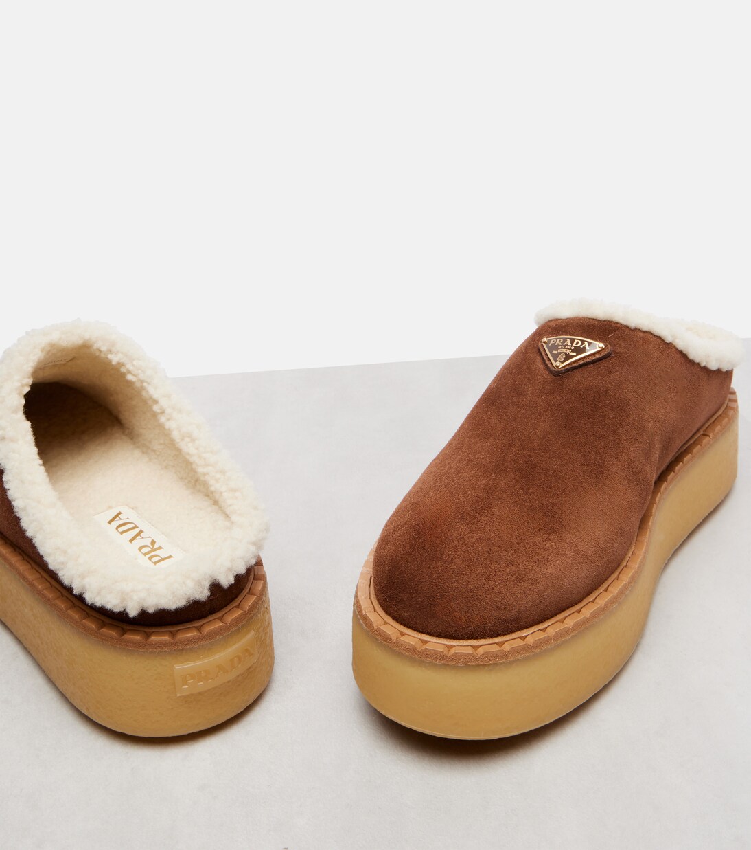Mules con plataforma Evolve de ante con borrego | Prada