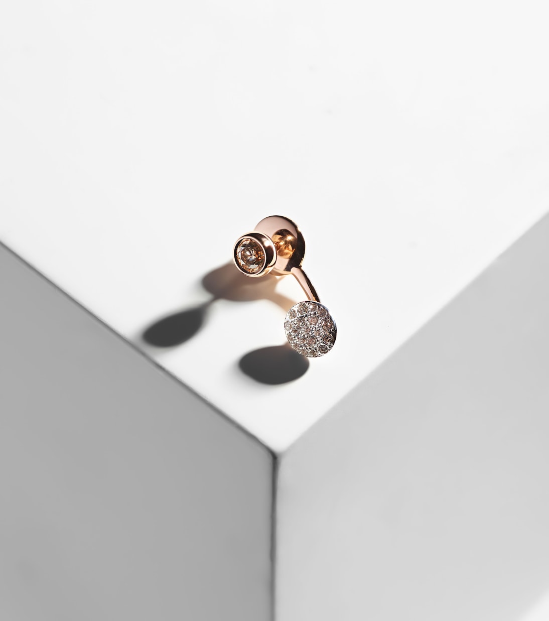 Orecchino singolo in oro rosa 18kt Pomellato Sabbia con dettagli diamantati per uno stile giovane e raffinato