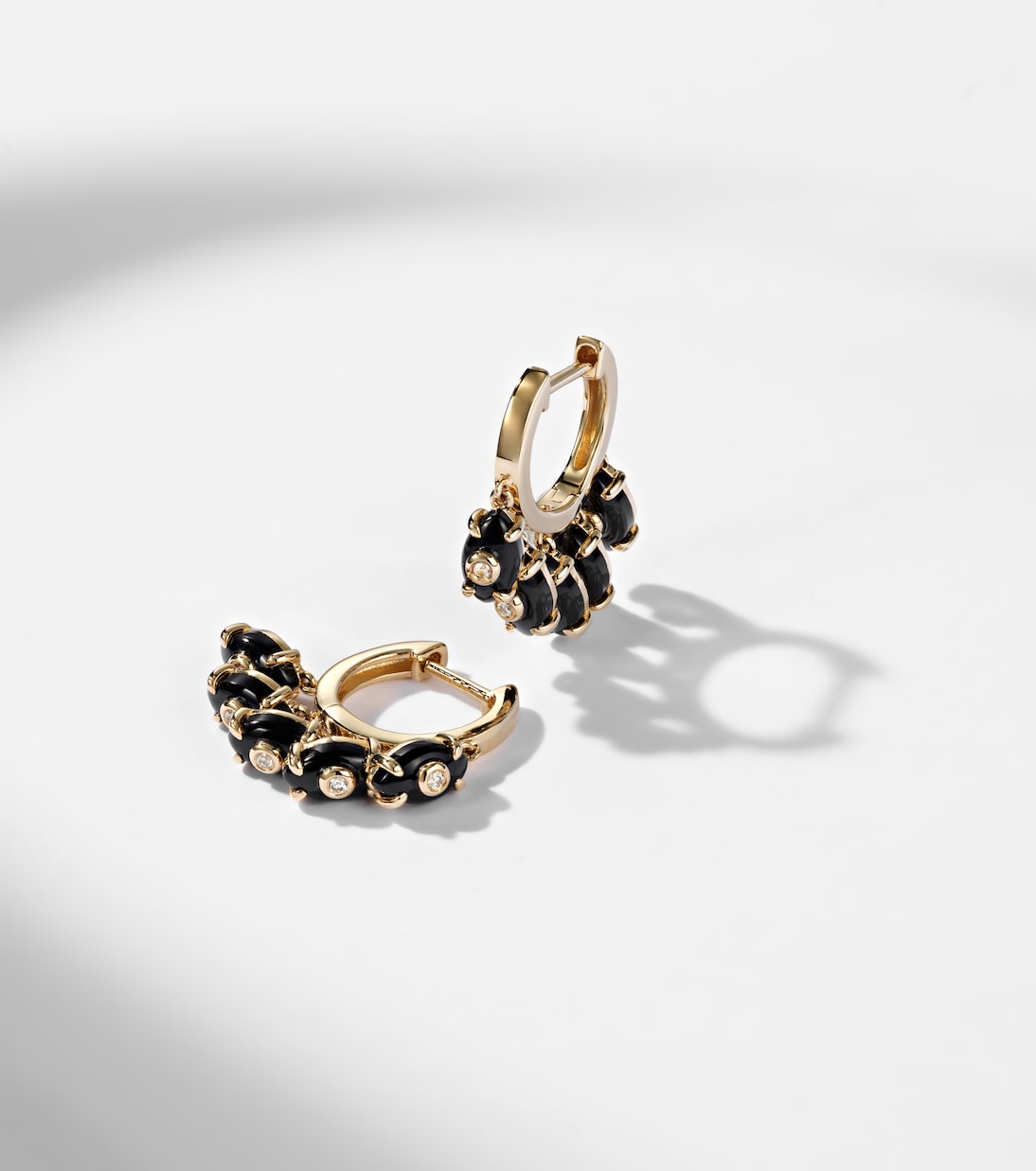 Ohrringe aus 14kt Gelbgold (585/1000) mit Diamanten und Onyx | Sydney Evan