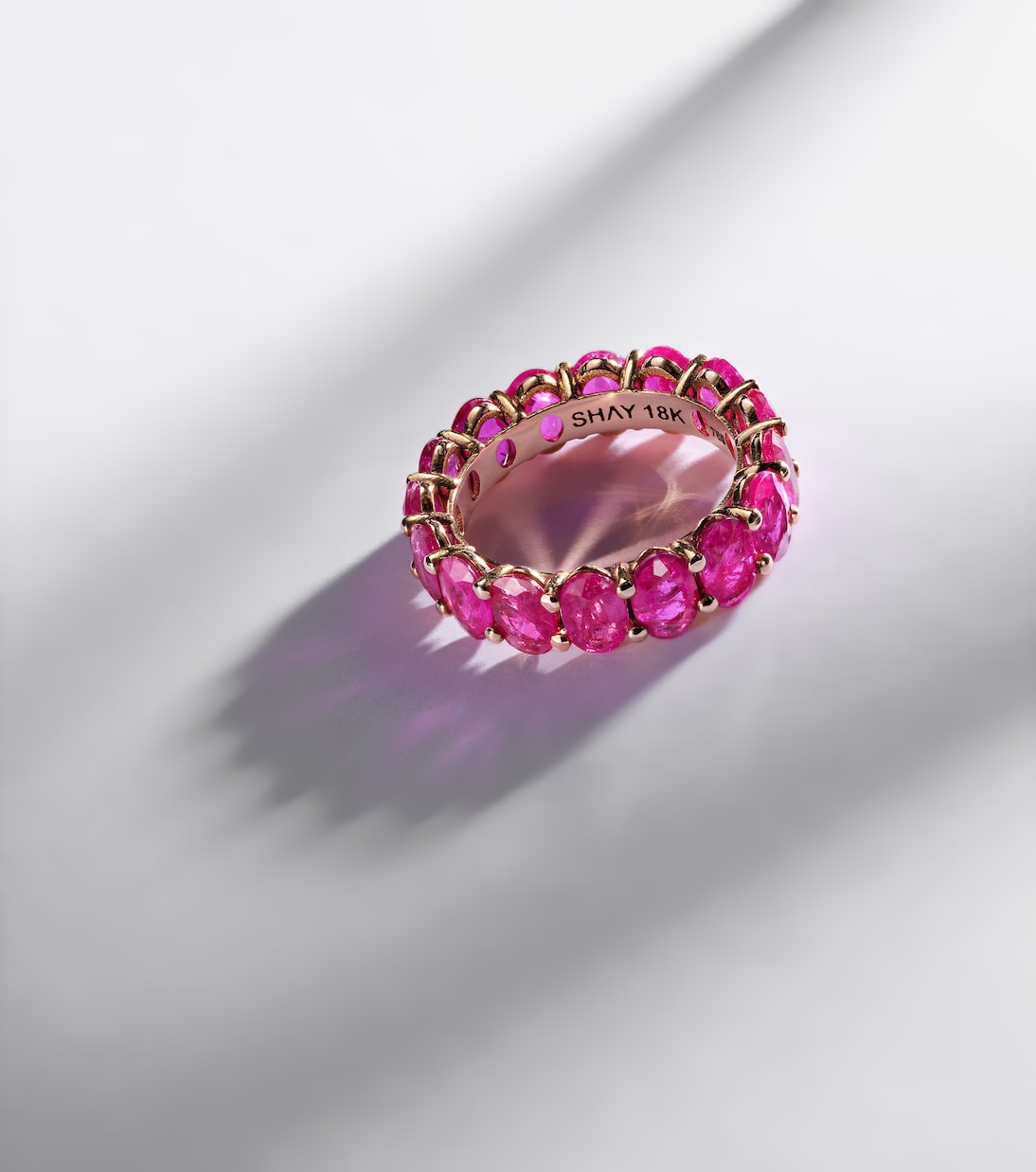 Anello infinito in oro 18kt con rubini per uno stile giovane e raffinato