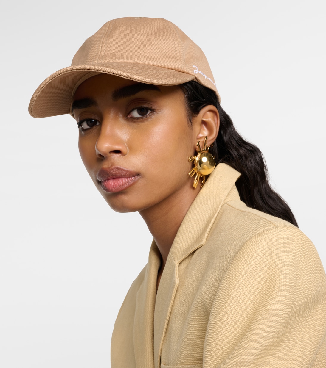 Cappellino da baseball firmato JACQUEMUS per uno stile giovane e trendy