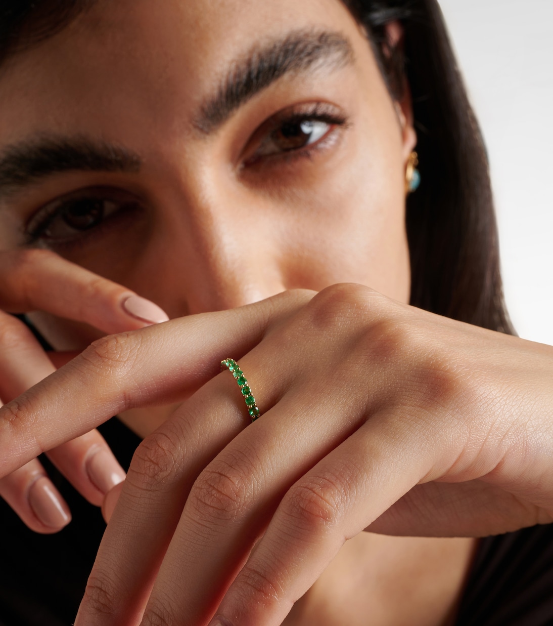 Anello in oro 14kt con smeraldo Forever Birthstone di STONE AND STRAND, gioiello giovane ed elegante