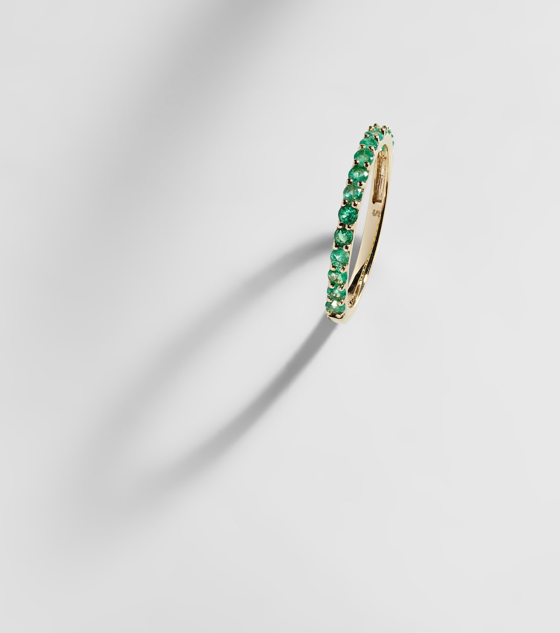 Anello in oro 14kt con smeraldo Forever Birthstone di STONE AND STRAND, gioiello giovane ed elegante