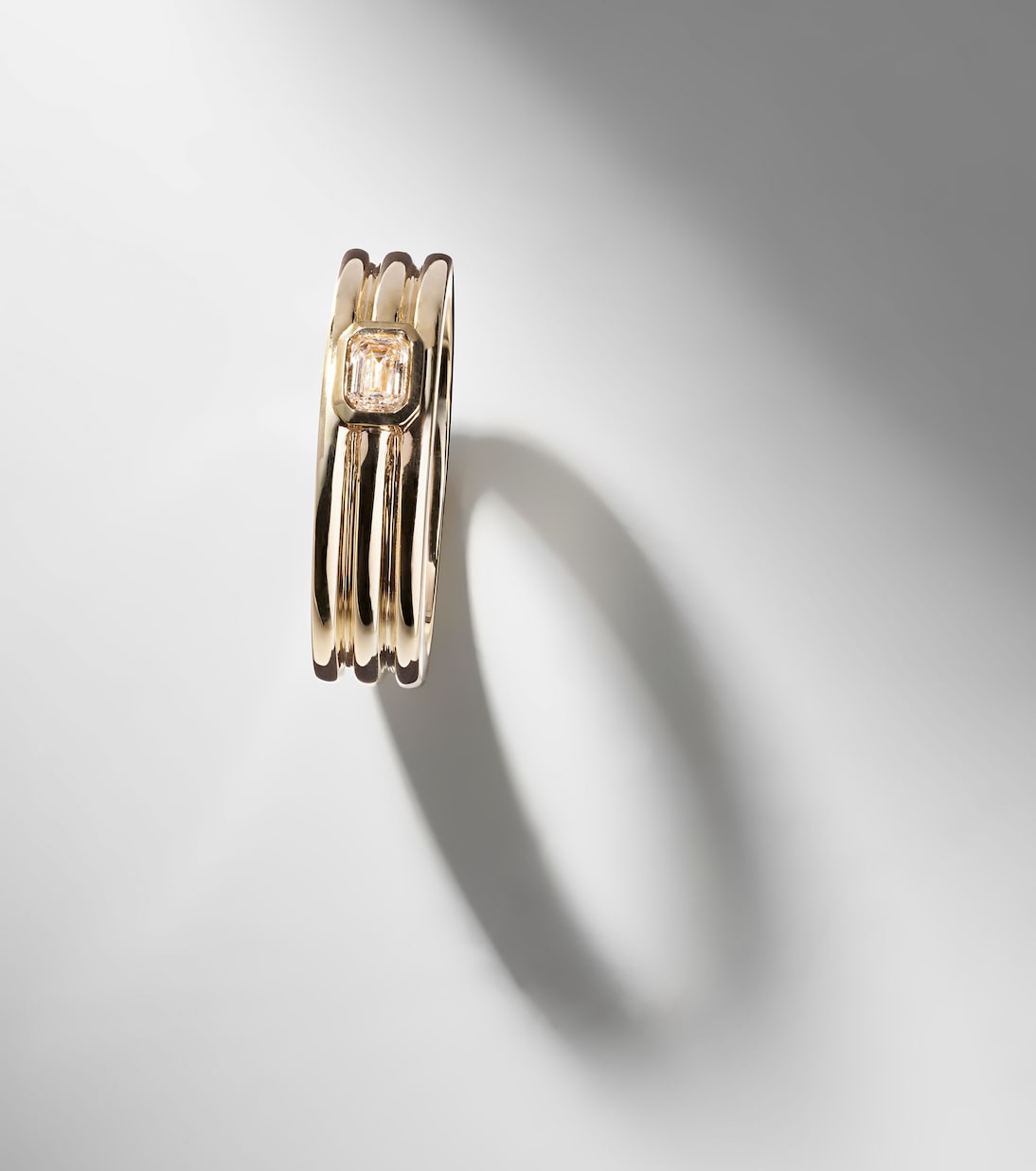 Anello in oro 14kt con diamante, design moderno per giovani