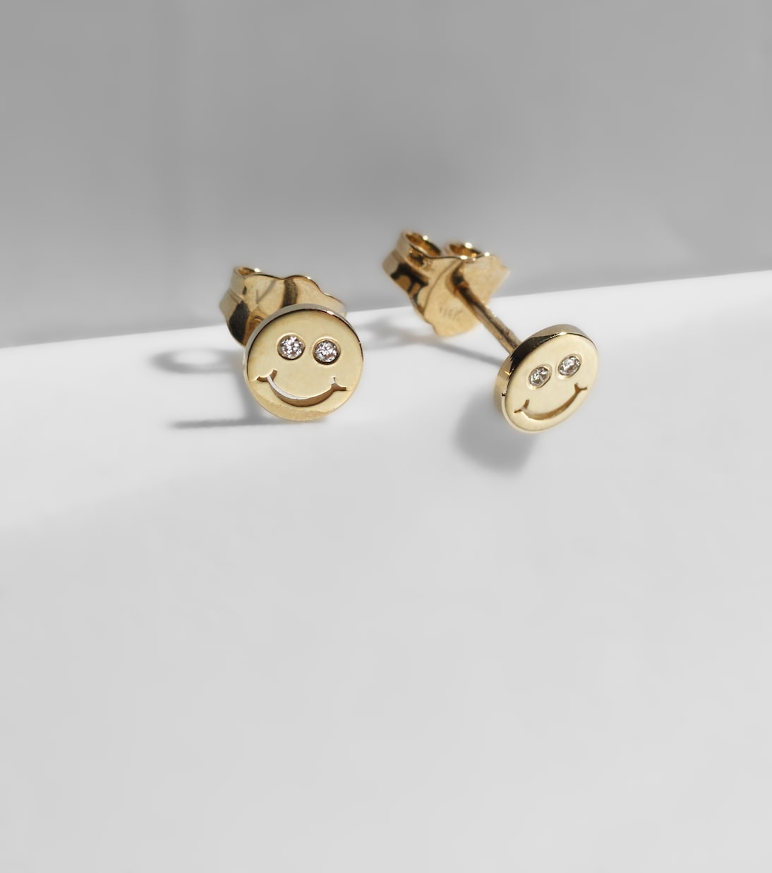 Orecchini in oro 14kt con dettagli a diamante e design sorridente, ideali per giovani