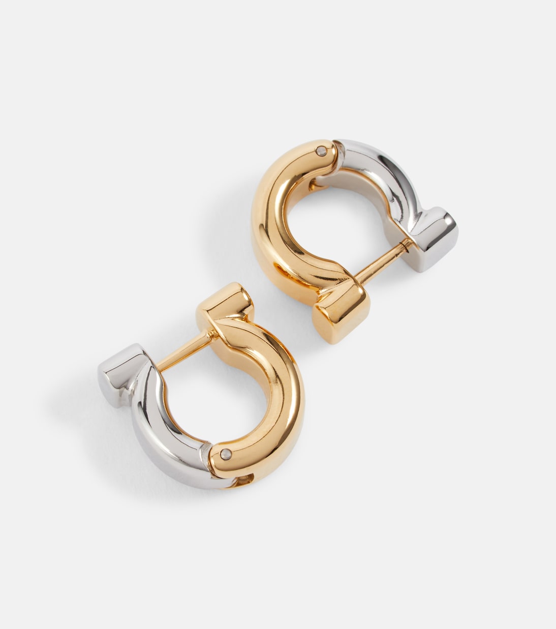 Orecchini Gancio FERRAGAMO: Stile Giovane e Iconico