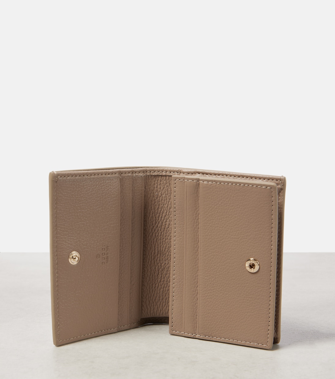 Portafoglio in pelle GUCCI GG con effetto mini-incisione per stile giovane