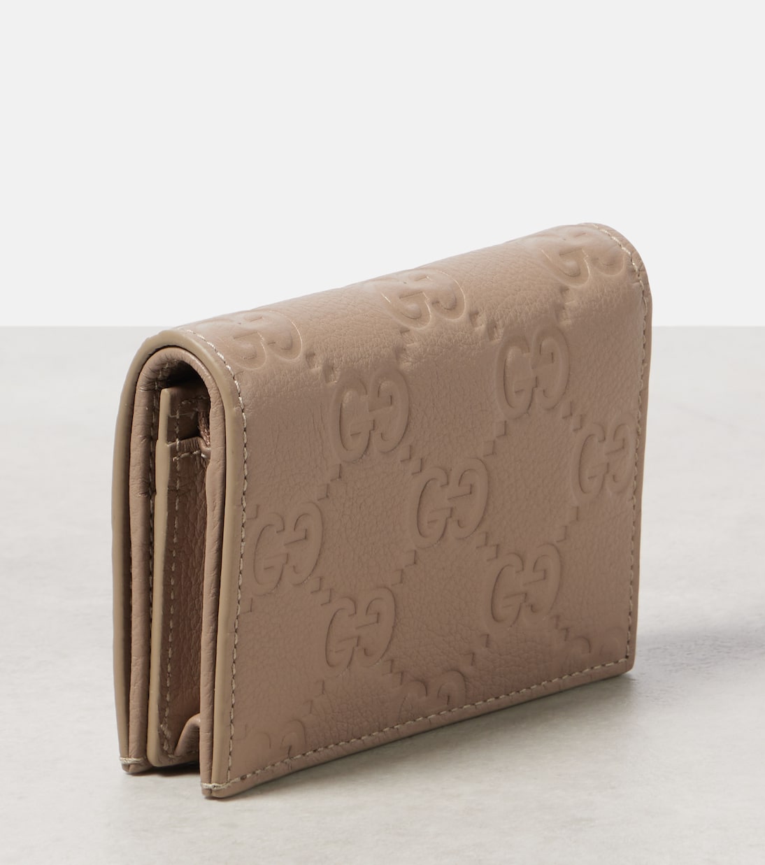 Portafoglio in pelle GUCCI GG con effetto mini-incisione per stile giovane