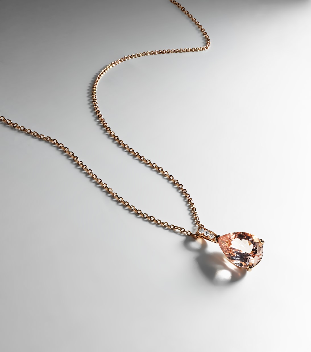 Collana BUCHERER in oro rosa 18 carati con morganite e diamanti, perfetta per un tocco di eleganza giovane e moderna.