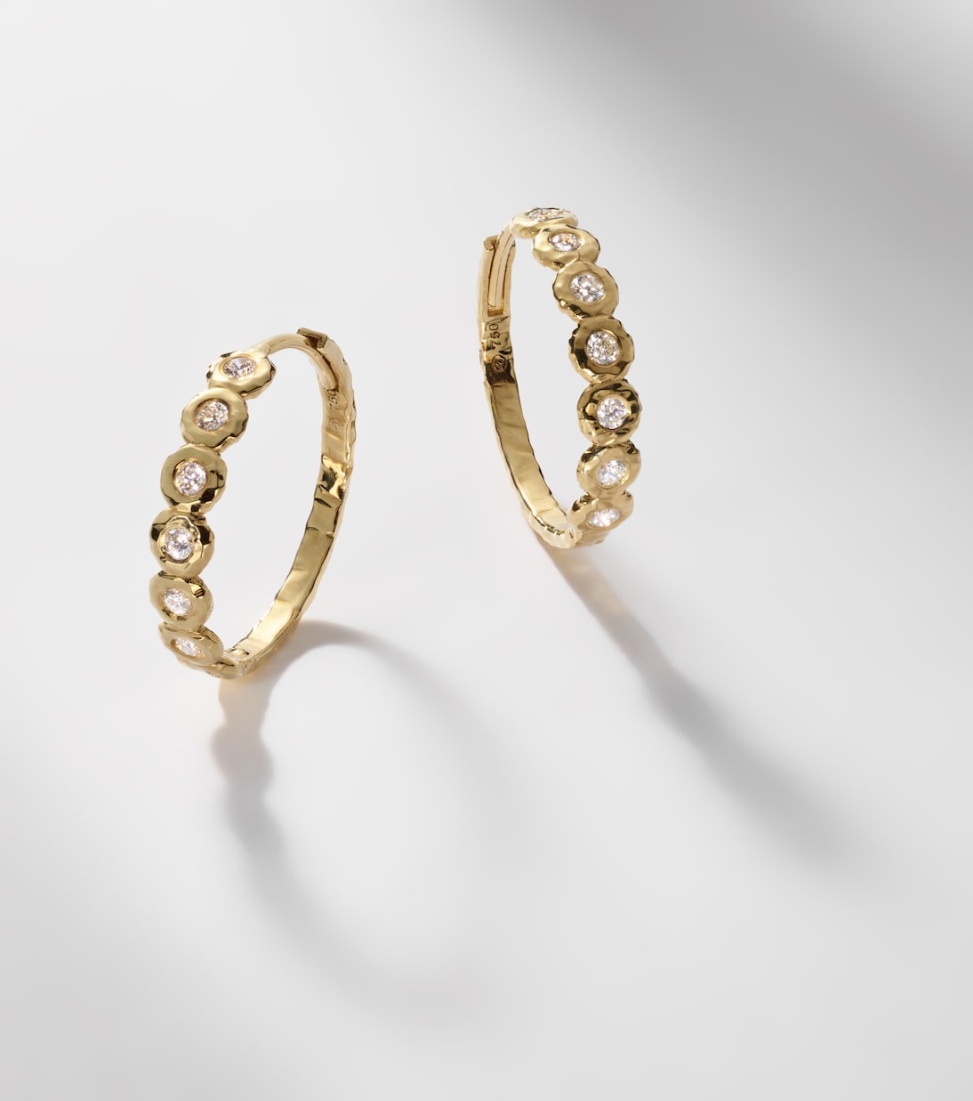 Orecchini a cerchio in oro 18kt OCTAVIA ELIZABETH Edith con diamanti, stile giovanile e moderno