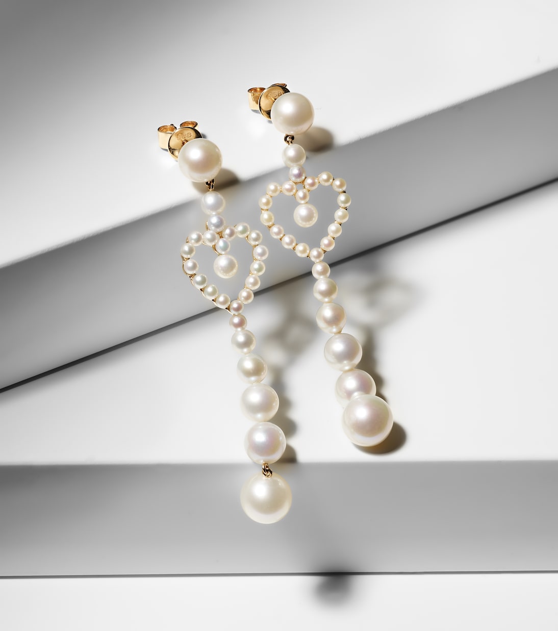 Orecchini pendenti con cuore in oro 14kt e perle di SOPHIE BILLE BRAHE, gioielli eleganti per giovani trendy