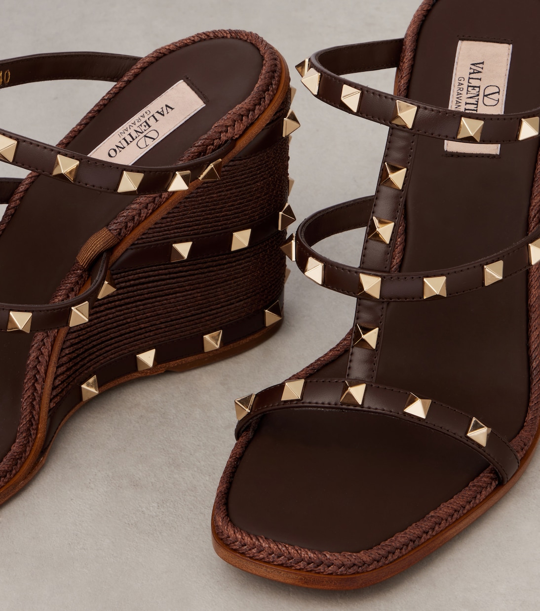 Scarpe con zeppa Valentino Garavani in pelle e raffia con dettagli Rockstud, stile giovane e trendy.