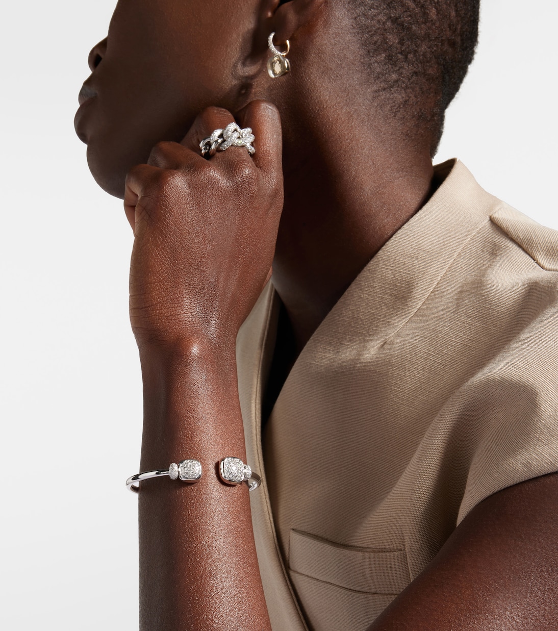 Nudo 18kt white gold bracelet with diamonds and topaz | Pomellato