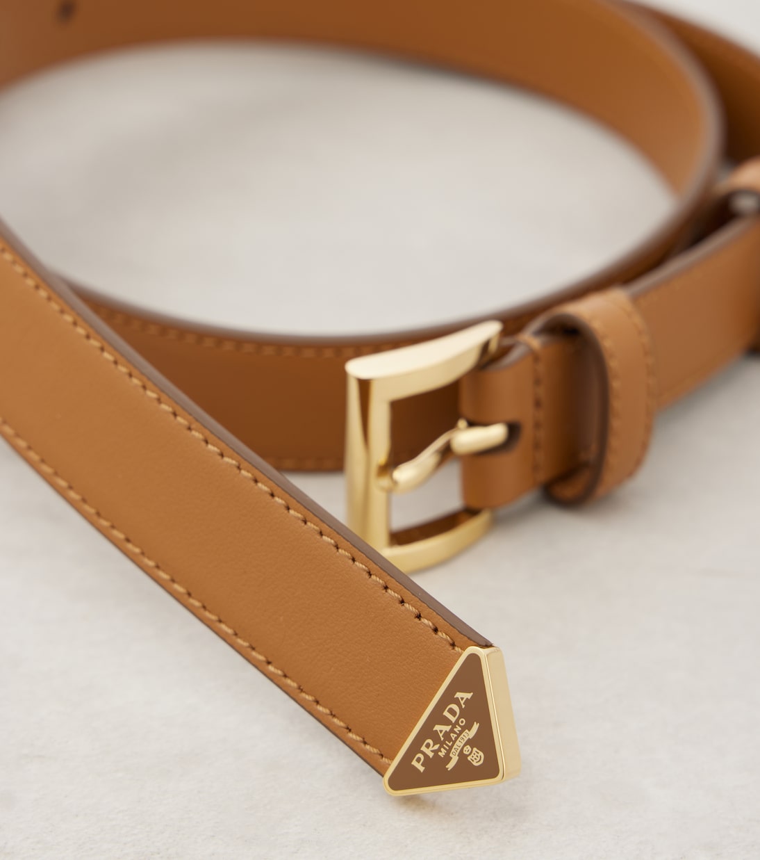 Cintura in pelle con logo PRADA, stile giovane e moderno