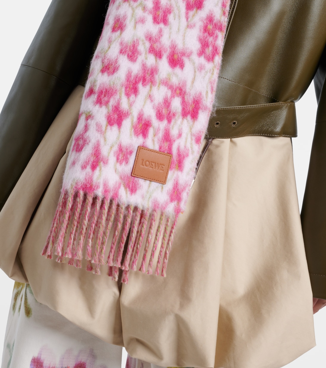 Écharpe en laine mélangée à fleurs | Loewe