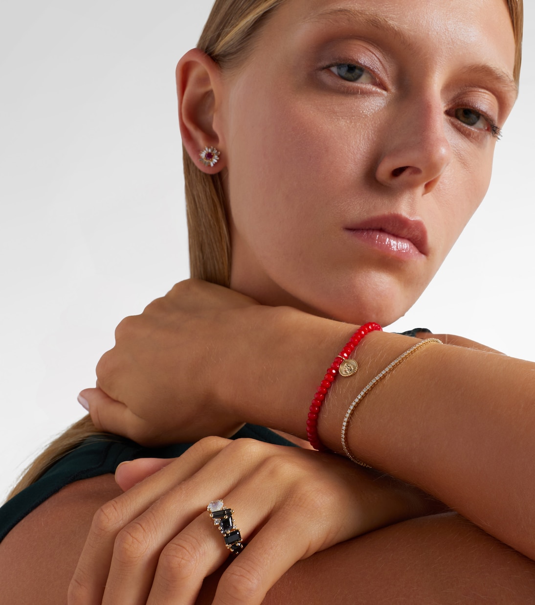 Bracciale in oro 14kt con perline, corallo e diamanti per giovani alla moda
