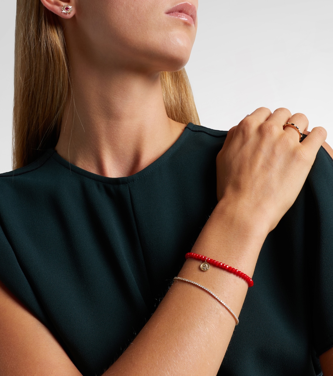 Bracciale in oro 14kt con perline, corallo e diamanti per giovani alla moda