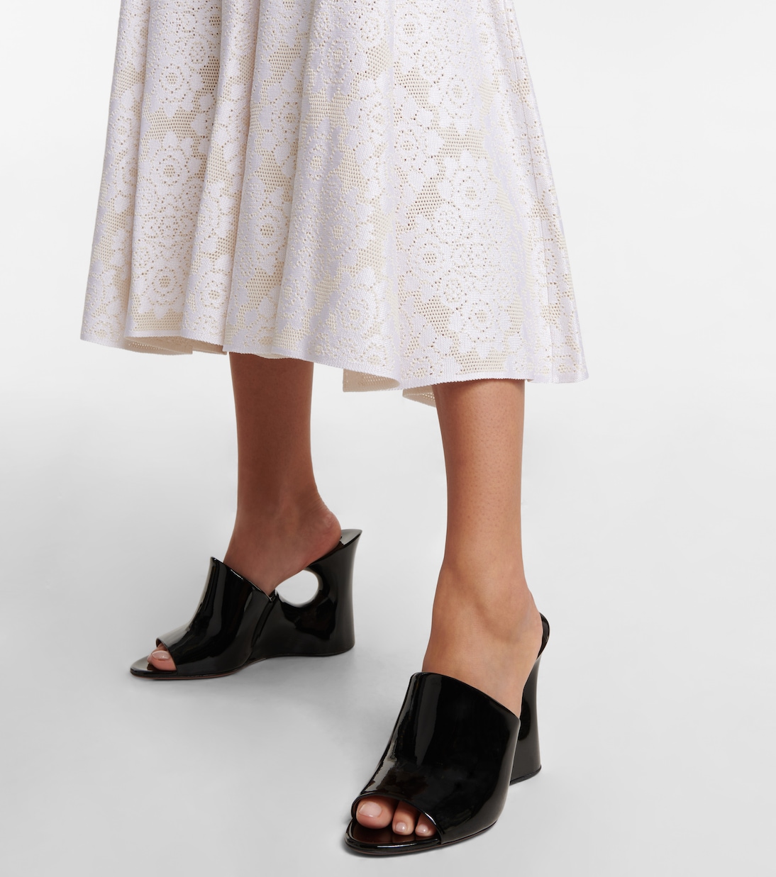 Mules Sculpture en cuir verni | Alaïa