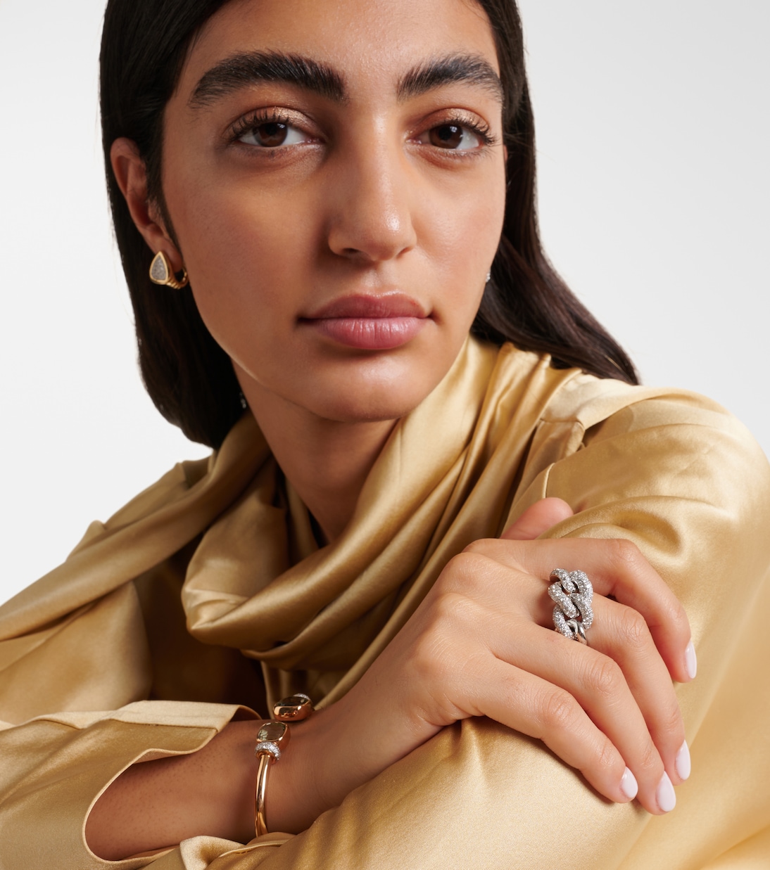 Anello in oro bianco 18kt con catenelle e diamanti Pomellato per uno stile giovane e raffinato