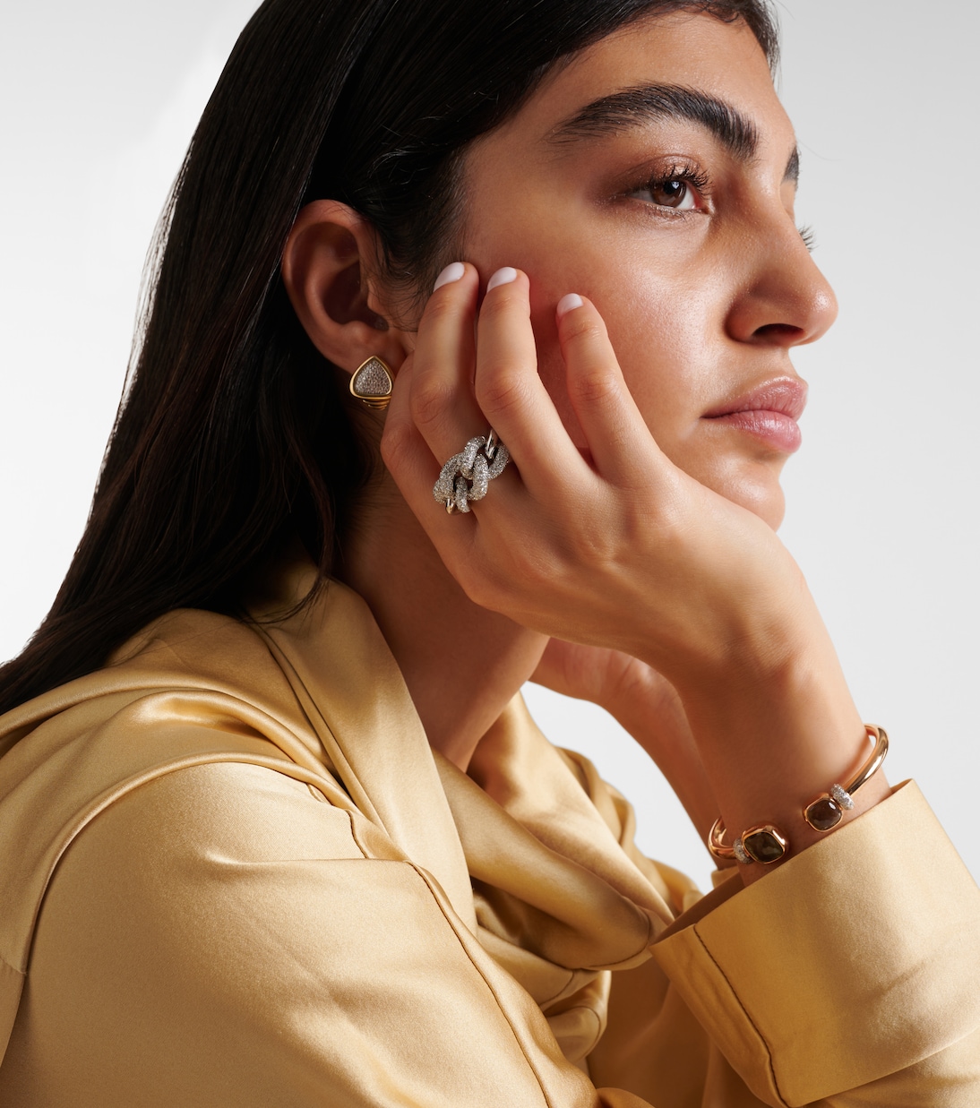 Anello in oro bianco 18kt con catenelle e diamanti Pomellato per uno stile giovane e raffinato