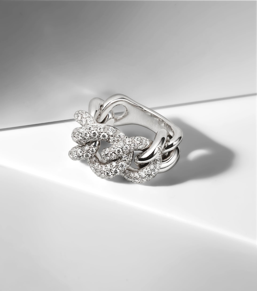 Anello in oro bianco 18kt con catenelle e diamanti Pomellato per uno stile giovane e raffinato