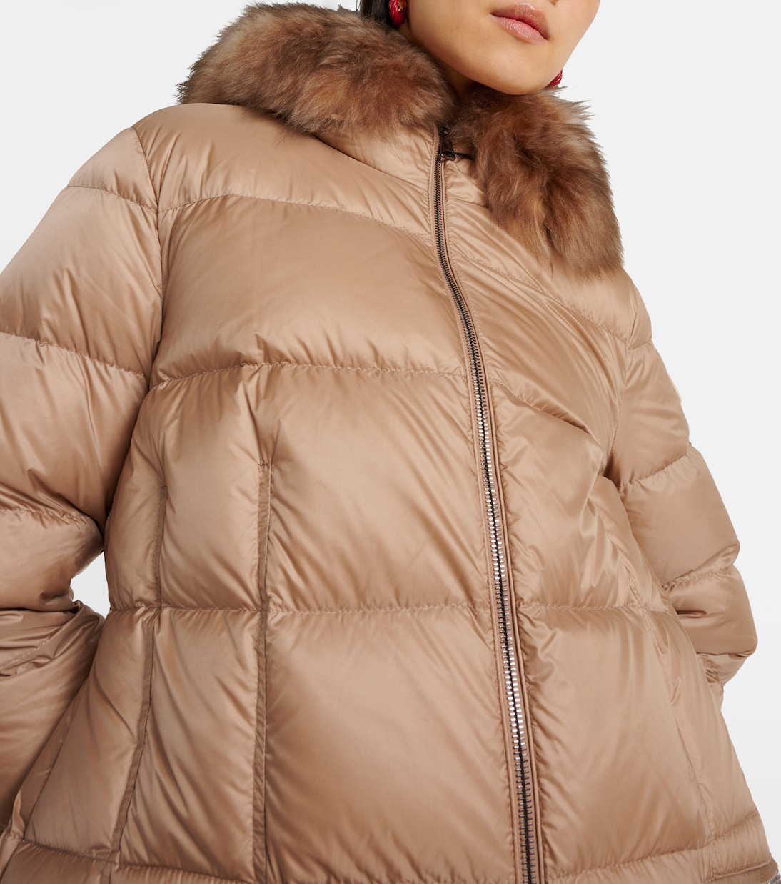 Abrigo de plumas Moncler con detalles en piel de cordero para jóvenes modernos