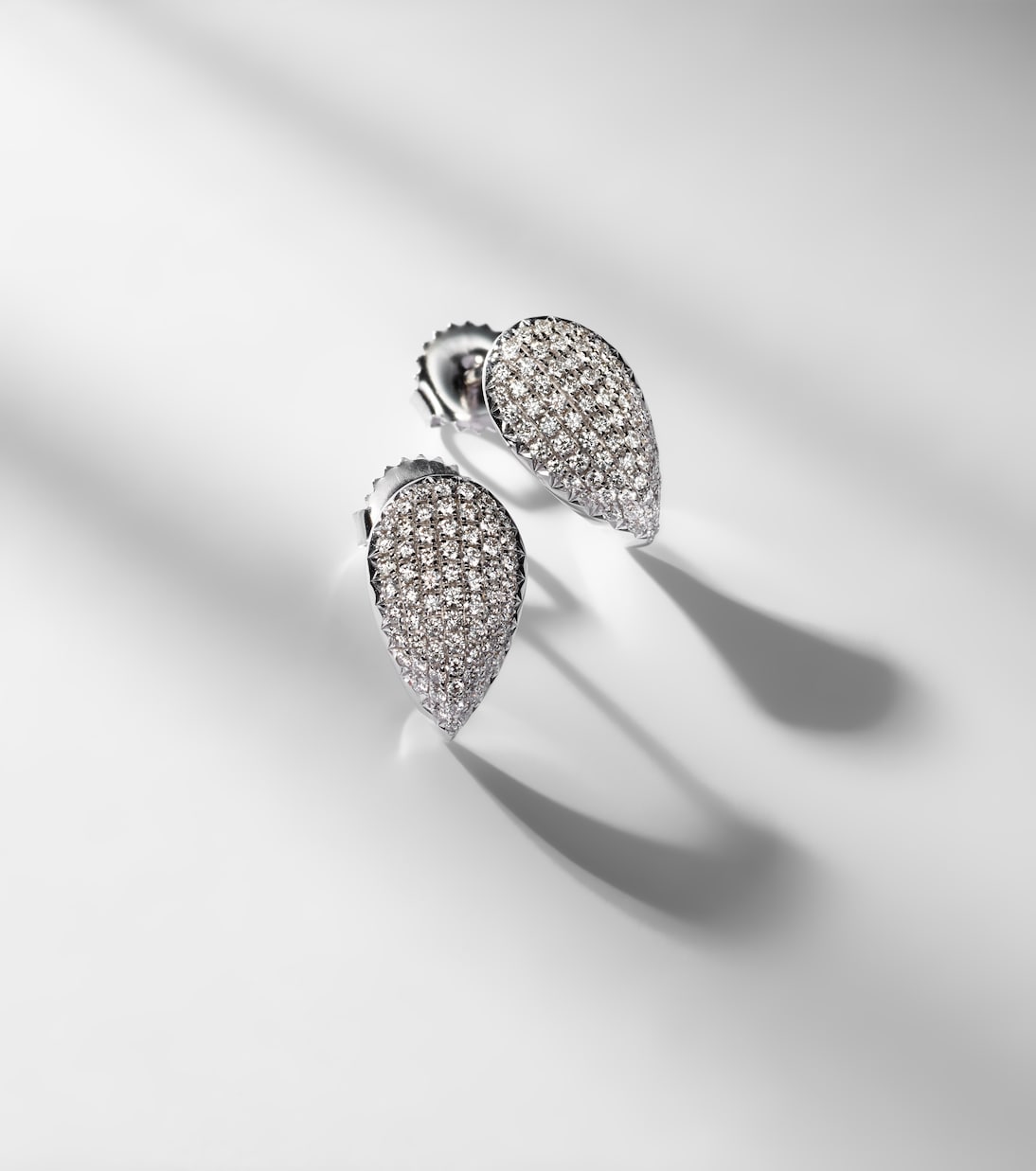 Orecchini in oro bianco 18kt con diamanti firmati Suzanne Kalan, design moderno per giovani trendy.