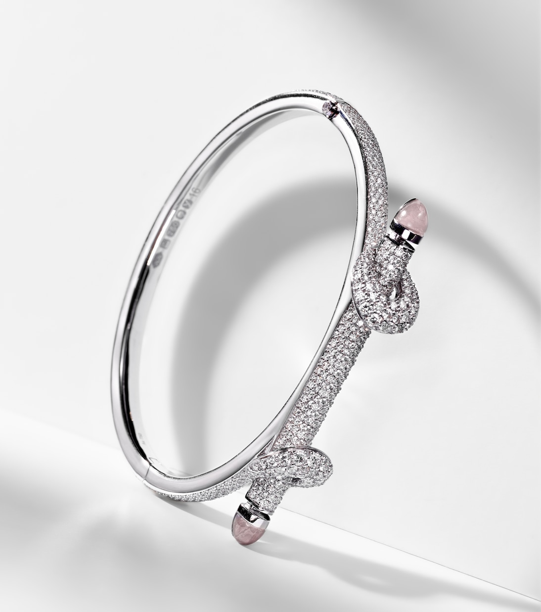 Bracciale Chakra Icon in oro bianco 18kt con diamanti e quarzi | Ananya