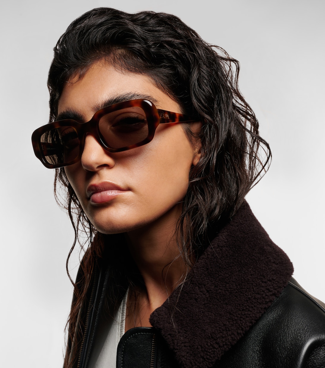 Occhiali da sole LOEWE rettangolari per uno stile giovane e moderno