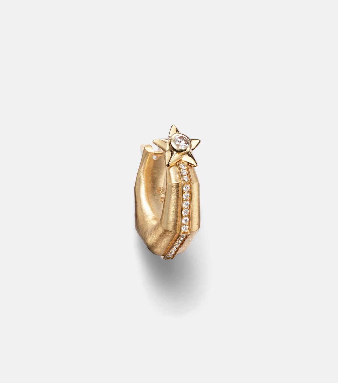 Orecchino unico in oro 18kt con diamanti, stile minimal chic per giovani trendsetter.
