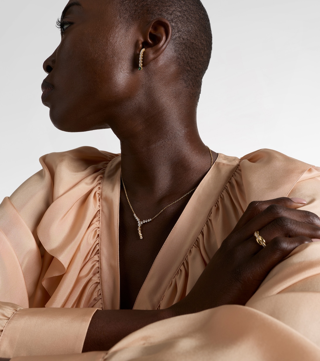 Ohrringe Aria Earhook aus 18kt Gelbgold mit Diamanten und Tsavorit | Melissa Kaye