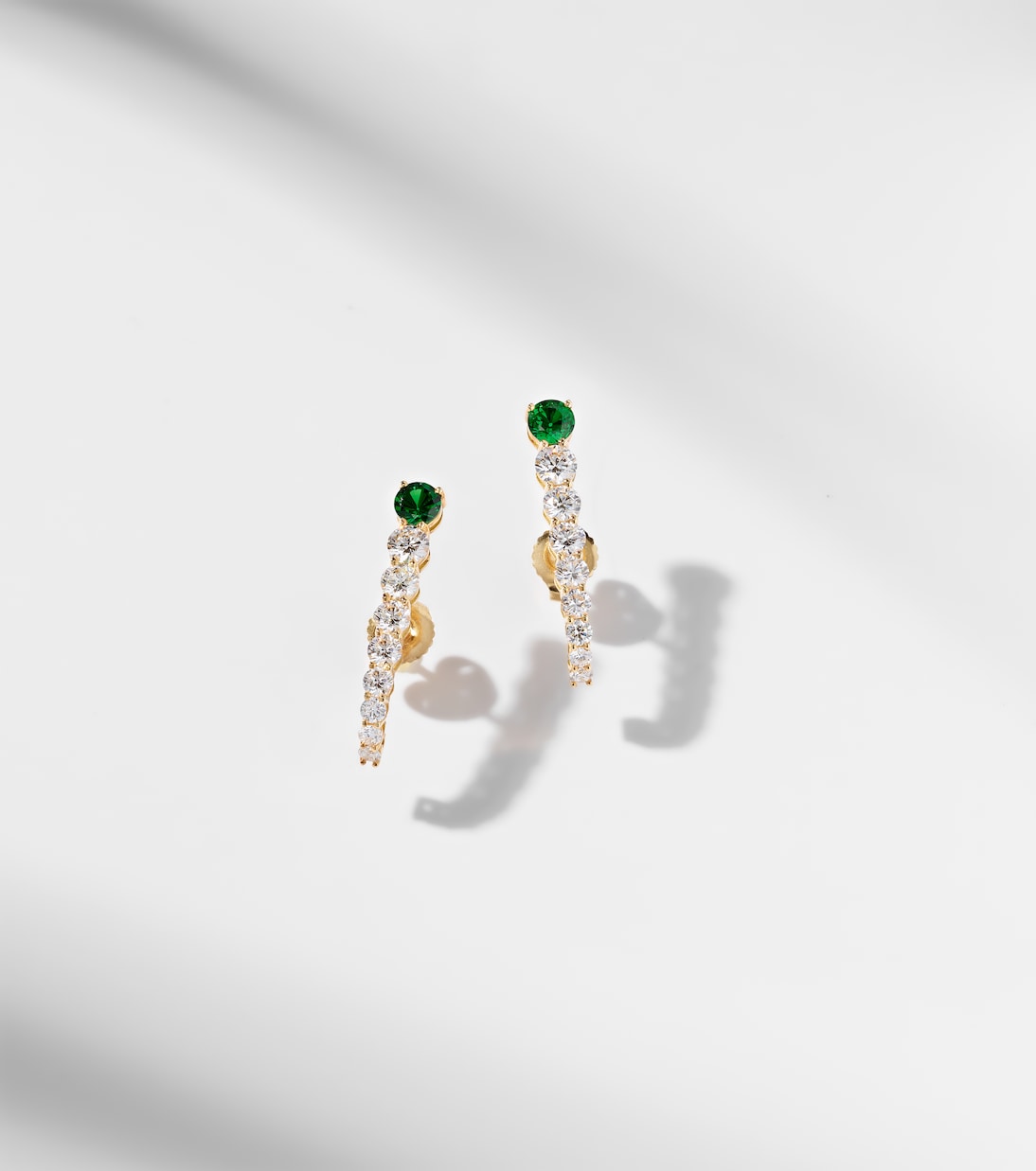 Boucles d'oreilles Aria Earhook en or 18 ct, diamants et tsavorites | Melissa Kaye