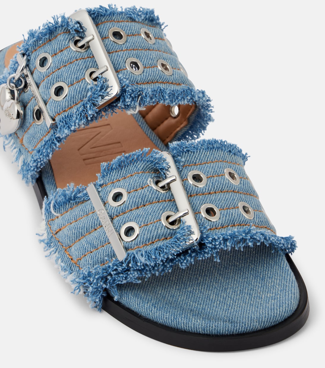 Sandali in denim frangiato GANNI per uno stile giovane e trendy