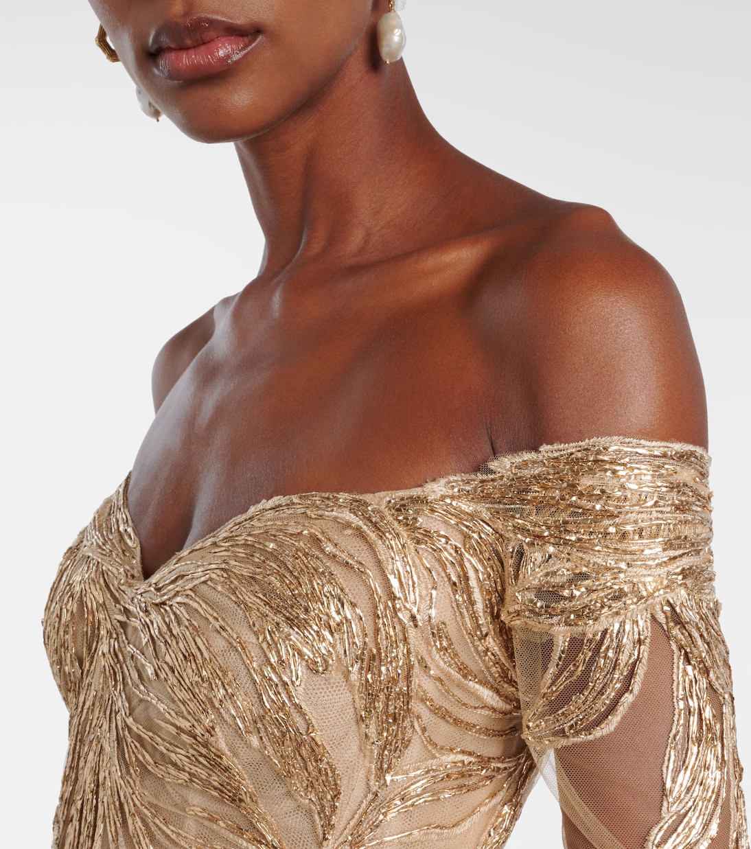 Robe longue brodée en tulle à encolure bardot  | Monique Lhuillier