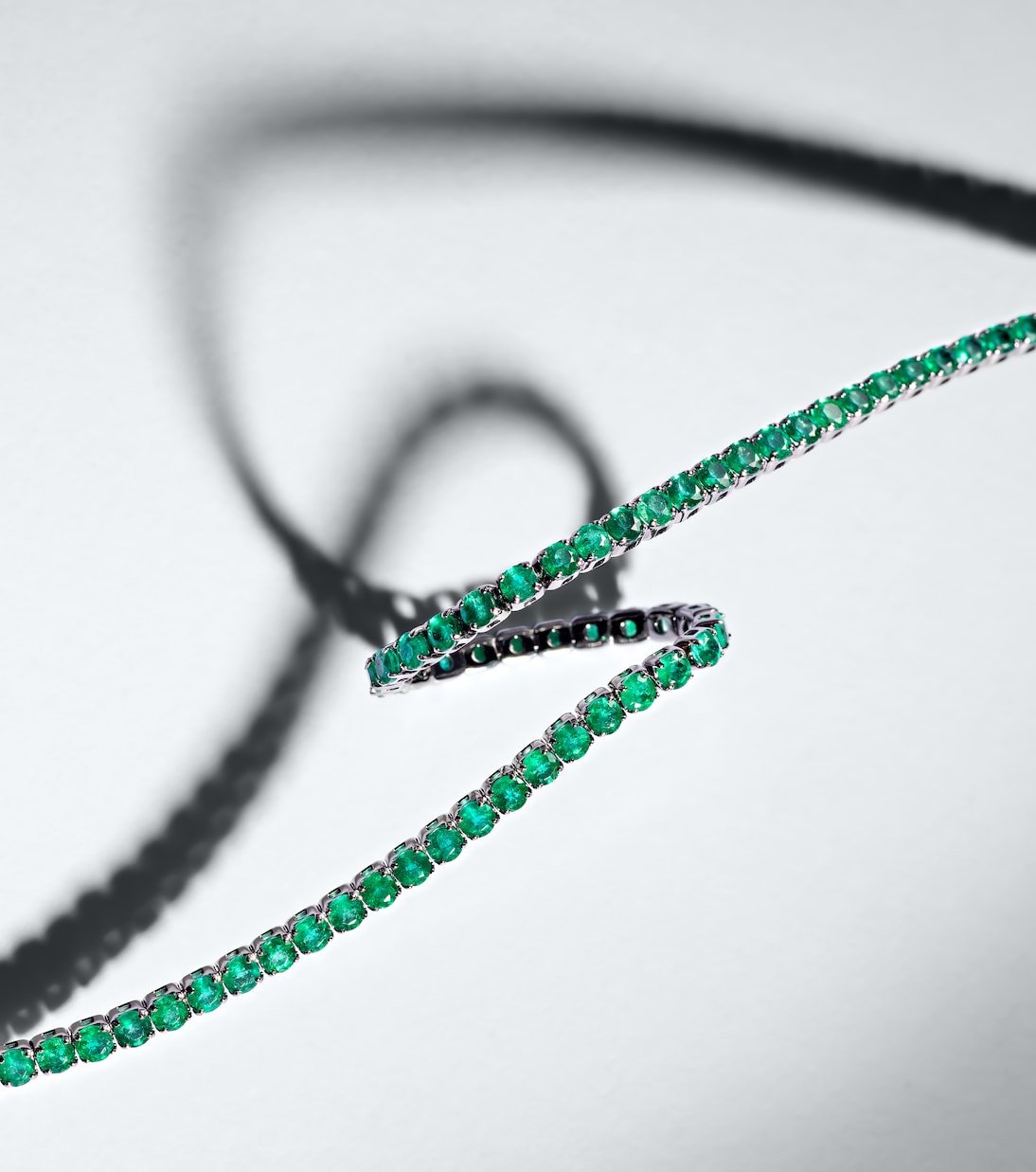 Armband aus 18kt Schwarzgold mit Smaragden | Shay Jewelry
