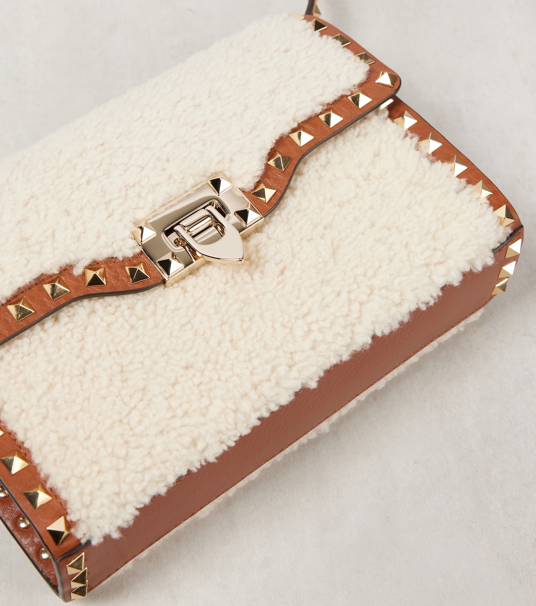 Borsa a tracolla Rockstud Small im shearling | Valentino Garavani