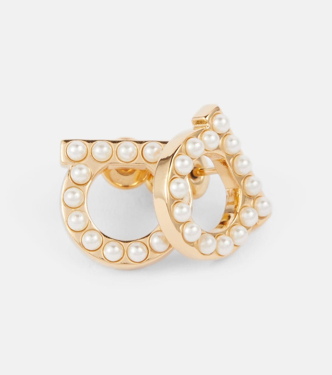 Orecchini FERRAGAMO con dettagli in perle finte e motivo Gancio, stile giovane e chic